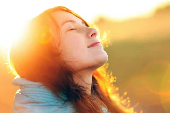 Illustration de l'épisode n°9 de la saison n°1 de la série SCRIPT, qui s’intitule : Chroniques de la spiritualité contemporaine. Le titre de l’épisode est : Les dangers de la pensée positive. Il s’agit de la photo d’une femme blanche, de profil, en plan rapprochée. Elle penche la tête en arrière. Il y a un coucher de soleil derrière elle.