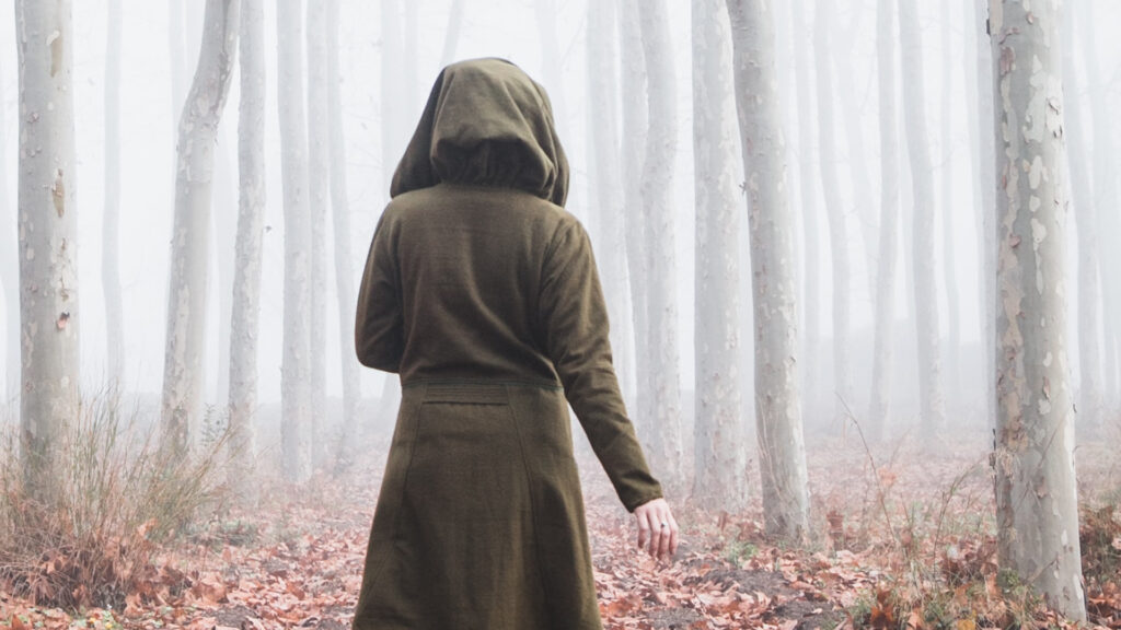 Illustration de l’émission : Sorcières, un nouveau féminisme ? Une femme de dos avec une cape et une large capuche sur la tête laisse penser à une sorcière. Au second plan figure une forêt, embrumée. La sorcière s’enfonce dans la brume.